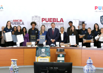 ARMENTA MIER RECONOCE A GUERRERAS DE PUEBLA Y FORTALECE DEPORTE FEMENIL