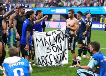 Reino Unido pide a la FIFA investigar a Argentina por pancarta sobre Malvinas