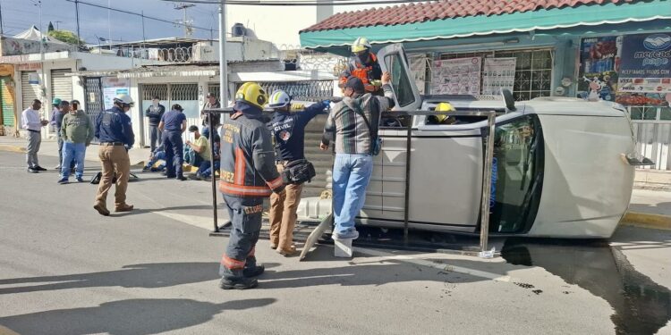 Dos camionetas colisionaron; frenético golpe deja heridos en Loma Bella 