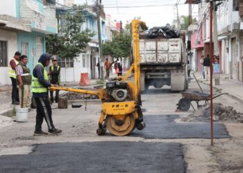 Inician trabajos de bacheo en calles de Popular Castillotla
