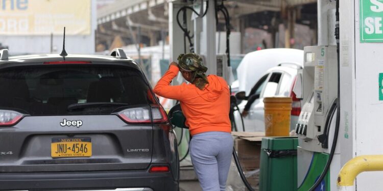 Tensión entre EEUU e Irán dispara la gasolina y golpea el bolsillo
