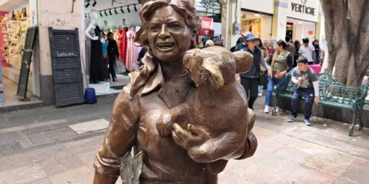 Incontrolable el robo en el Centro Histórico: vandalizan por segunda vez escultura de Amy Camacho