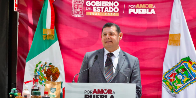 Armenta pide al Edomex frenar descargas de rastro en el Atoyac