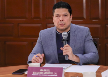 Exhibe Gabriel Biestro a regidora de MC por iniciar colocación de espectaculares en Puebla