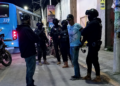 Pasajeros someten a presunto asaltante dentro de autobús en Texmelucan