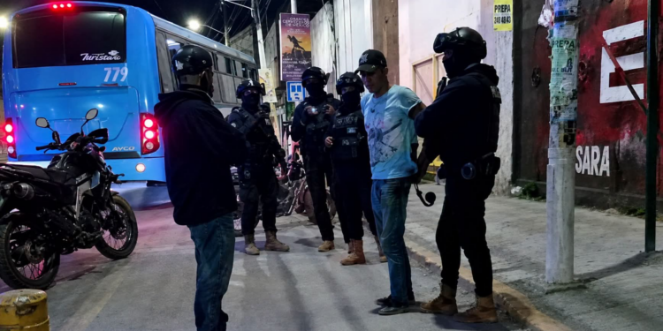 Pasajeros someten a presunto asaltante dentro de autobús en Texmelucan
