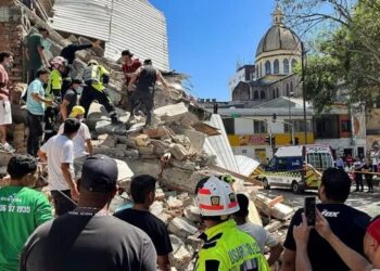 Sismo de 7.4 deja 224 muertos en Colombia, continúan rescates entre los escombros