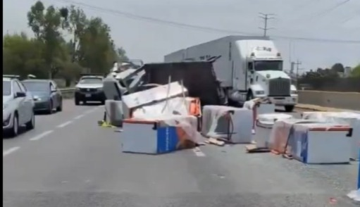 Volcadura de camioneta provoca tráfico intenso en la autopista México-Puebla 