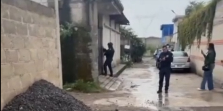 Rastrean pick-up robada hasta inmueble con vehículos desmantelados en Texmelucan