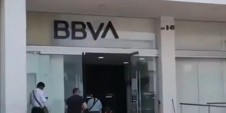 Asaltan a cuentahabiente en Plaza San Diego y le quitan 180 mil pesos