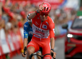 Tadej Pogacar gana la etapa seis de la Vuelta a España y sigue de líder en la competencia