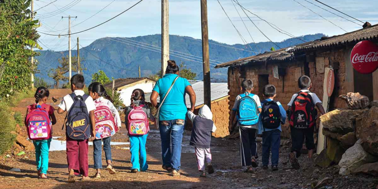 Cuotas y útiles encarecen regreso a clases en la Sierra Negra de Puebla
