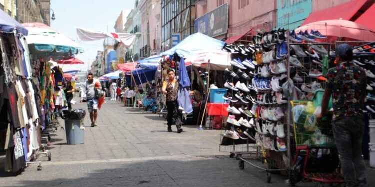 Cuatro agrupaciones concentran el comercio informal en dos vialidades del Centro Histórico en Puebla