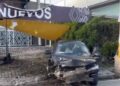 Automóvil pierde el control y se estrella contra un poste en la Vía Atlixcáyotl 