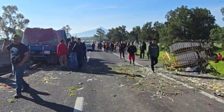 Camión con peregrinos poblanos vuelca tras carambola en la México-Veracruz 