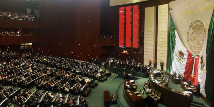 Morena queda a un voto de la mayoría calificada en el Senado tras salida de senadores