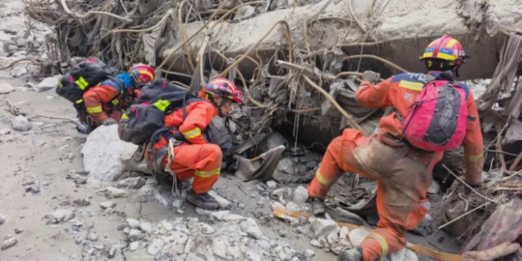 Alud en Nepal y China suma 682 muertos y casi 3 mil desaparecidos 