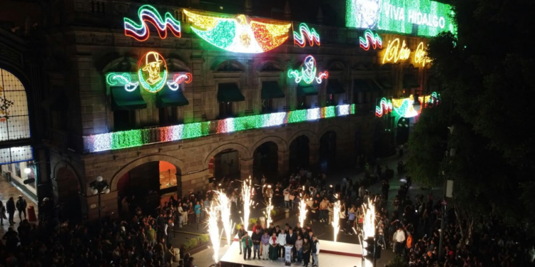 Iluminan Puebla con más de 2 mil adornos patrios e inician festejos de septiembre