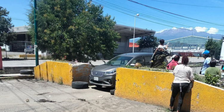 Vecinos bloquean calle en Texmelucan, exigen pavimentación prometida