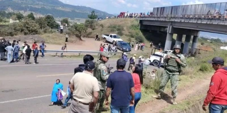 Bloquean carreteras en Zacatlán por detenido ligado a presunto huachicol 