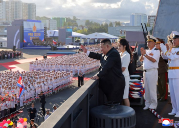 Presenta Kim Jong-un nuevo destructor, forma parte del sistema de respuesta nuclear norcoreano