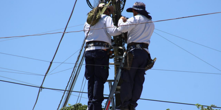 Caen cuatro falsos trabajadores de Telmex por robo de fibra óptica en Tehuacán