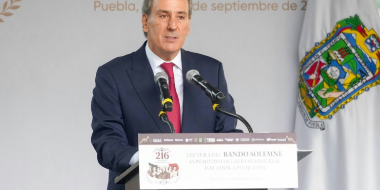 Colocan Alejandro Armenta y Pepe Chedraui Bando Solemne de las Fiestas Patrias 2026 en el Palacio Municipal