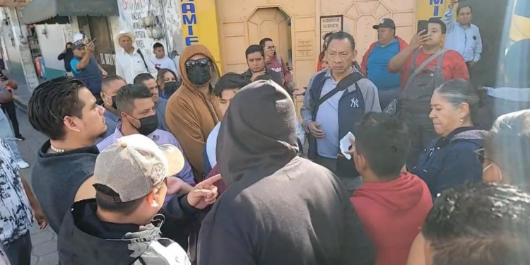 Conflicto entre Palalia’s y Oro deja sin transporte a usuarios de Atlixco