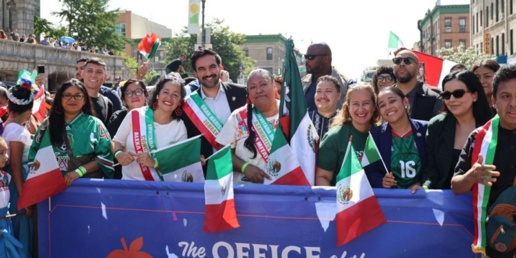 Alcalde de Nueva York marcha por primera vez en el desfile de la Independencia de México