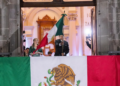 Armenta incluye a familias buscadoras en la arenga del Grito de Independencia en Puebla