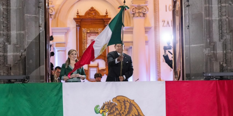 Armenta incluye a familias buscadoras en la arenga del Grito de Independencia en Puebla