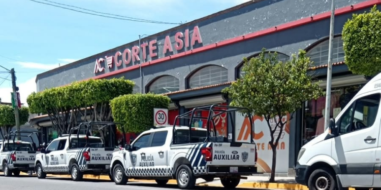 Catean negocios de productos chinos en Tehuacán, revisan mercancía