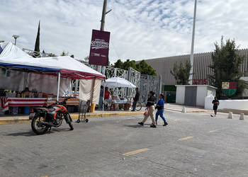Falta de supervisión de Gobernación convierte banquetas de la UDEP en nuevo corredor ambulante