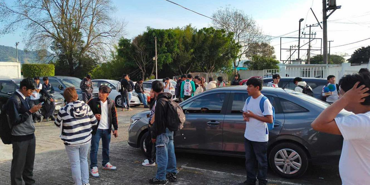 COBAEP de Huauchinango impide el ingreso a más de 50 estudiantes por corte de cabello