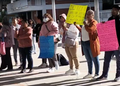 Padres se manifiestan en primaria de Texmelucan y exigen destitución de directora
