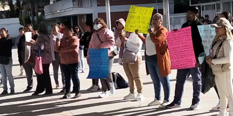 Padres se manifiestan en primaria de Texmelucan y exigen destitución de directora