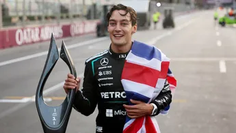 George Russell gana en Bakú; Checo Pérez termina 15 con Cadillac