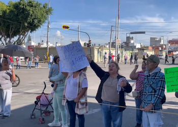 Vecinos bloquean Las Torres y 16 de Septiembre por falta de agua en Puebla