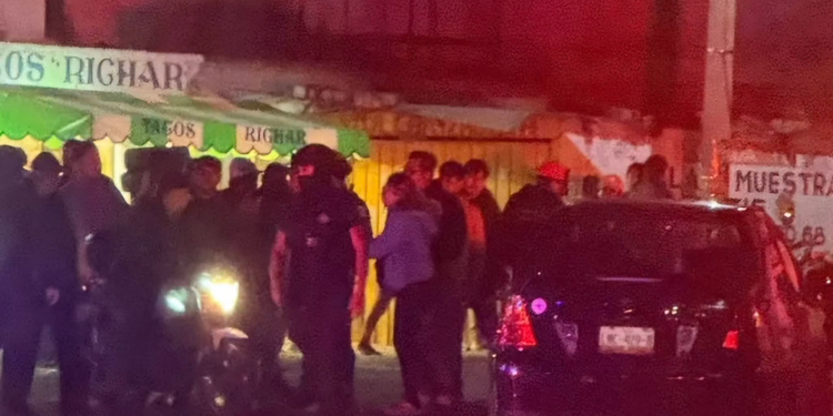 Vecinos golpean a ladrón y queman su motocicleta en Texmelucan