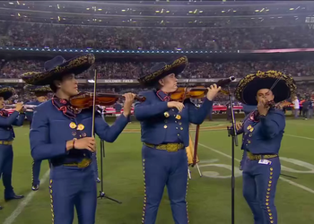 Mariachi Herencia de México participó en ceremonia del Monday Night Football