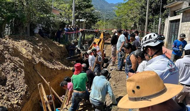 Derrumbe sepulta a tres trabajadores durante obra de drenaje en Texmelucan