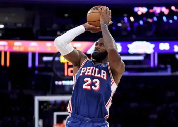 NBA: Debut de LeBron James con Sixers arruina festejo de los Knicks en jornada inaugural