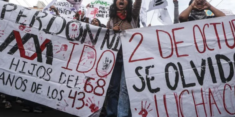 Estudiantes y organizaciones marchan en Puebla a 58 años de la matanza del 2 de Octubre