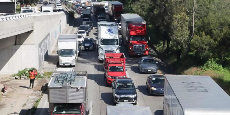 Transportistas bloquean caseta de San Martín Texmelucan por paro nacional