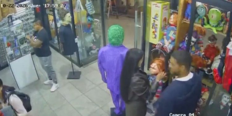 Desaparece Chucky en Explanada Puebla; clientes lo roban en segundos
