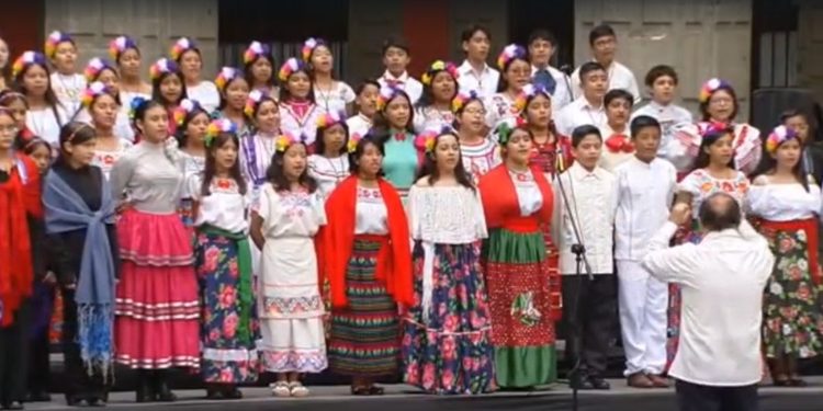 Coro de secundaria de San Martín Texmelucan llega a Palacio Nacional