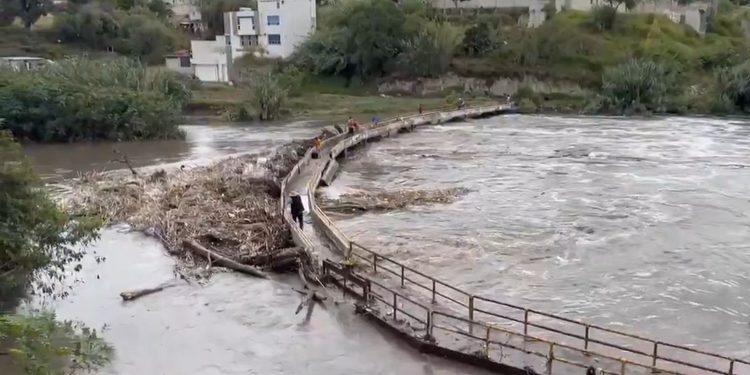 Desbordamiento del Atoyac cierra acceso a Angelópolis por la 11 Sur