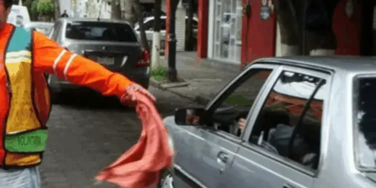 Omisión de Gobernación da pie a abusos de franeleros en el Centro Histórico