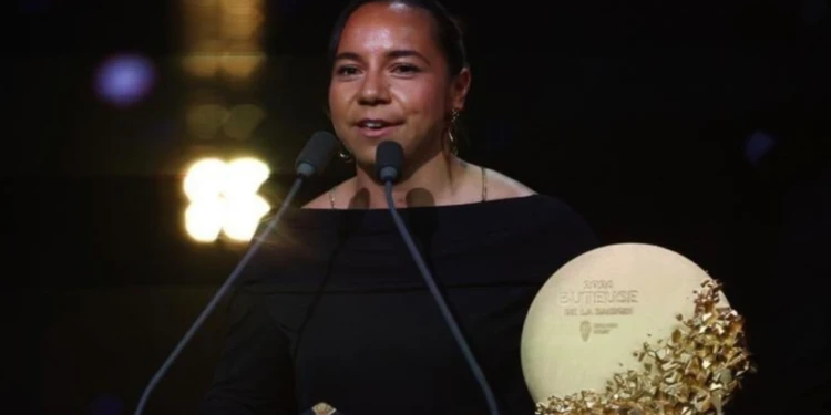 Charlyn Corral hace historia: gana Balón de Oro y es la Delantera del Año