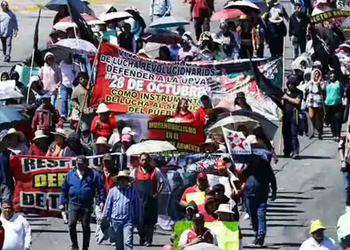 Colapsan el zócalo y vialidades de Puebla, UPVA 28 de Octubre festeja su 53 aniversario con caos vehicular